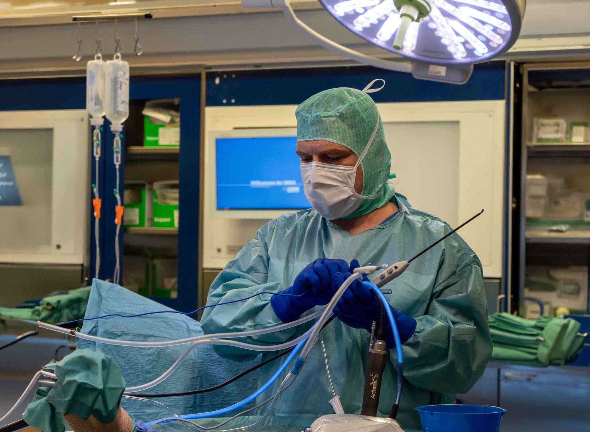 Kniespezialist Dr. Marcus Hofbauer bei einer arthroskopischen Kreuzband-Operation in Wien